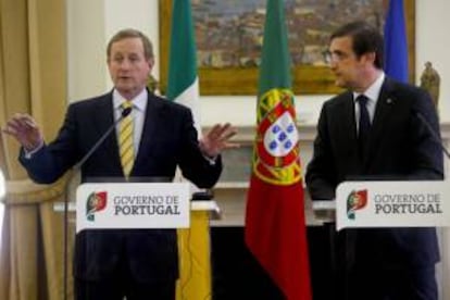 El primer ministro portugués, Pedro Passos Coelho (d), comparece en una rueda de prensa ofrecida junto a su homólogo irlandés, Enda Kenny, (i), después una reunión mantenida entre ambos, en el palacio de Sao Bento en Lisboa, Portugal, hoy, lunes 29 de abril de 2013.