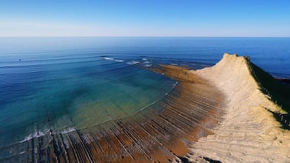 Vista del 'flysch' en la playa de Sakoneta, en Deba (Gipuzkoa), que forma parte del Geoparque de la Costa Vasca. 