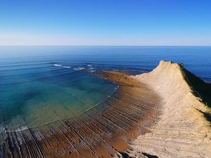 Vista del 'flysch' en la playa de Sakoneta, en Deba (Gipuzkoa), que forma parte del Geoparque de la Costa Vasca. 