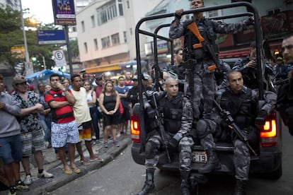 Patrulha da polícia no morro Pavão-Pavãozinho em 10 de outubro, no Rio.