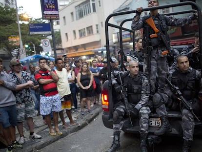 Patrulha da polícia no morro Pavão-Pavãozinho em 10 de outubro, no Rio.