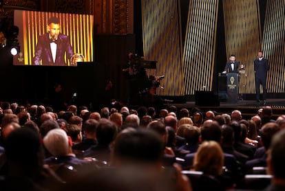 Lionel Messi, en presencia de David Beckham, se dirige a los asistentes a la gala, tras ganar su octavo Balón de Oro.