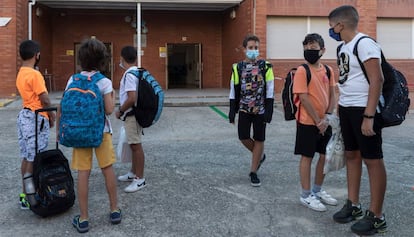 Alumnos de una escuela de Badalona, el primer día de curso.