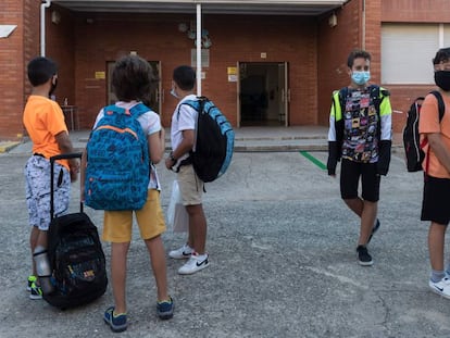 Alumnos de una escuela de Badalona, el primer día de curso.