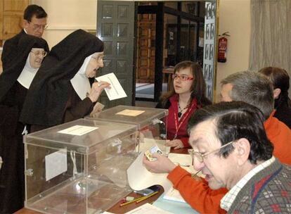 Las monjas clarisas de clausura son, como en anteriores ocasiones, las primeras en ejercer su derecho al voto para las elecciones generales en el colegio electoral ubicado en el seminario de Teruel.