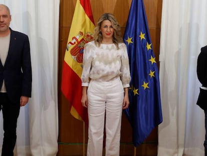 La ministra de Trabajo, Yolanda Díaz con los líderes de CC OO, Unai Sordo y UGT, Pepe Álvarez.