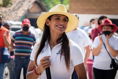 Candidata Zudikey Rodríguez en un acto de campaña en Valle de Bravo