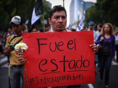 Manifestantes durante una protesta para exigir el esclarecimiento del asesinato del fotoperiodista Rubén Espinosa en Ciudad de México.