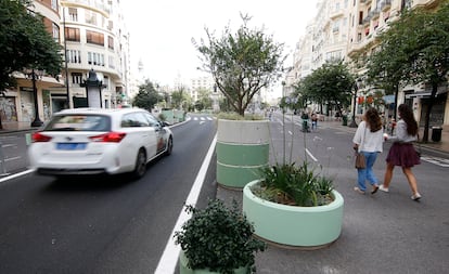 La plaza del Ayuntamiento de Valencia, peatonalizada tan solo con maceteros y pintura.