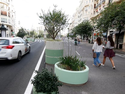 La plaza del Ayuntamiento de Valencia, peatonalizada tan solo con maceteros y pintura.