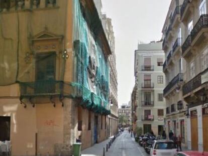 A la izquierda, el edificio adquirido por Hortensia Herrero en valencia