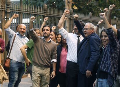 Los diputados de Unidos Podemos, Alberto Garzón y Rafa Mayoral, entre otros, se han acercado a la manifestación antes de acceder al Congreso.