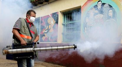 Un hombre fumiga una escuela en Paraguay para prevenir el mosquito del dengue.