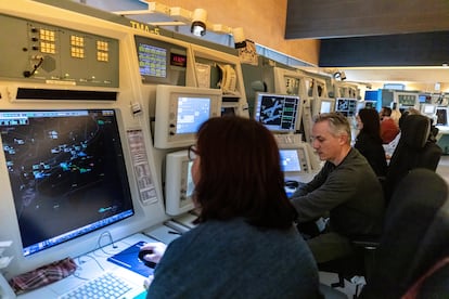 Controladores aéreos de Enaire en el Centro de Control en Barcelona.