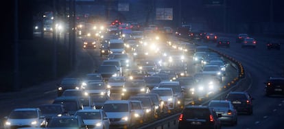 Coches saliendo de la capital Kiev tras el discurso de Putin