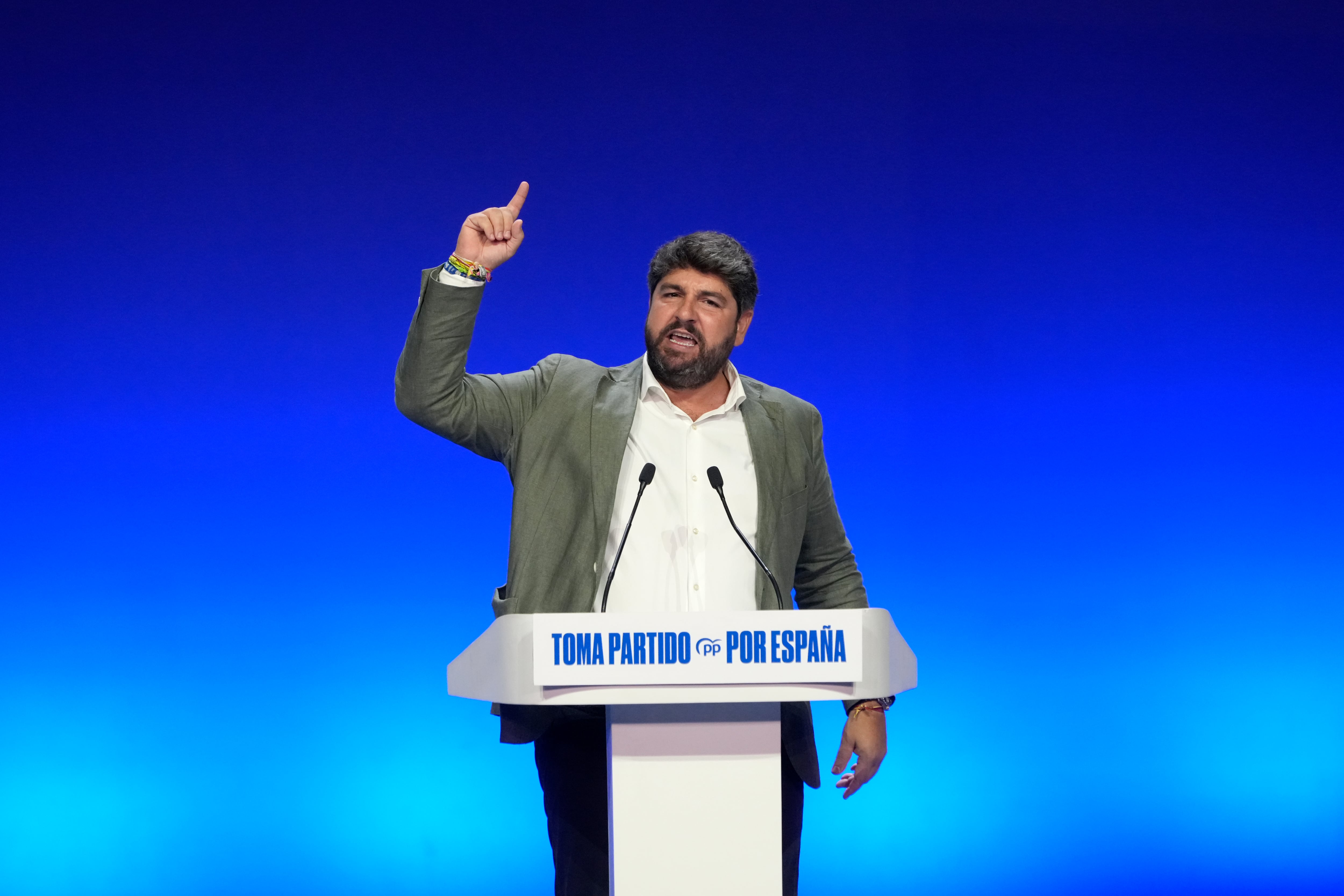 El presidente de la Comunidad de Murcia, Fernando López Miras, durante su intervención  el Teatro Circo Murcia, este domingo. 