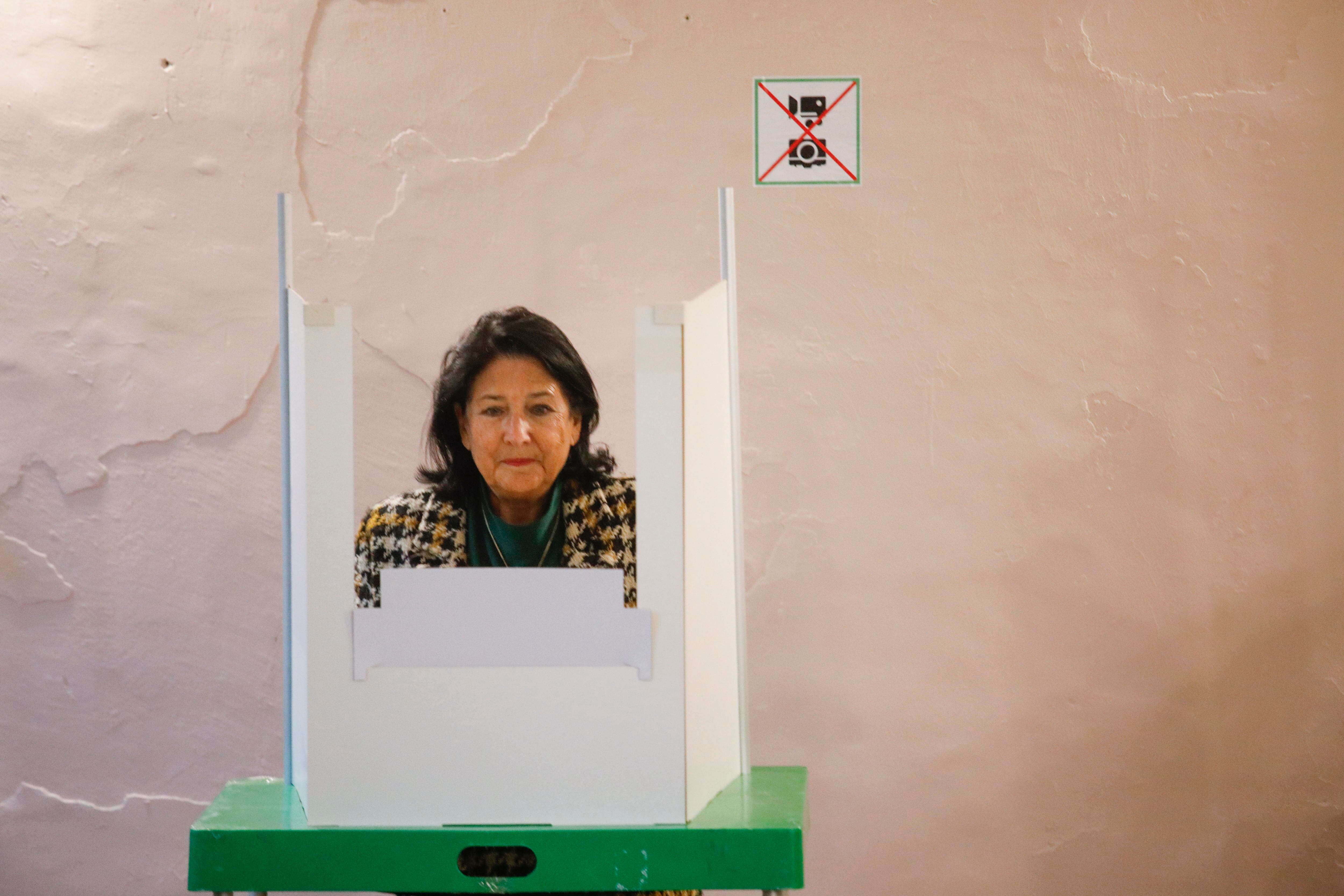 La presidenta de Georgia y la oposición no reconocen la victoria electoral del Gobierno y llaman a la protesta