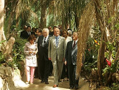 El Rey visita <i>La selva tropical,</i> dentro del Museo Cosmocaixa, inaugurado ayer en Barcelona.