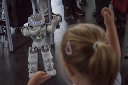 El robot Nao es un 'coach' que indica los ejercicios que debe hacer el paciente.