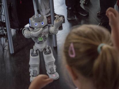 El robot Nao es un 'coach' que indica los ejercicios que debe hacer el paciente.