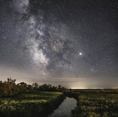 Con sus más de 800 kilómetros cuadrados de extensión, este parque en el este de Hungría es, además de Patrimonio de la Humanidad, un ejemplo impresionante de cómo la protección de la naturaleza y la explotación agraria pueden ser compatibles. En esta inmensidad van sucediéndose todo tipo de entornos naturales: ciénagas, praderas y bosques hasta la <i>puszta</i> de Hortobágy, la mayor estepa de Europa central. Y eso a pesar de que, desde hace más de 2000 años, esta tierra viene acogiendo a numerosos ganaderos y agricultores.