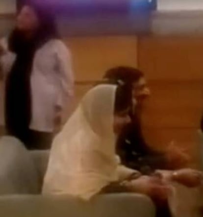 Imatge de televisió en la qual pot veure's a Malala asseguda amb la seva família a l'aeroport d'Islamabad, aquest matí.