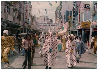 Imagem do primeiro desfile do Galo, chamado na época de Clube de Máscaras do Galo da Madrugada, em 1978, no bairro São José. Cerca de 75 "almas penadas" - a primeira fantasia do Clube - desfilaram naquele dia.