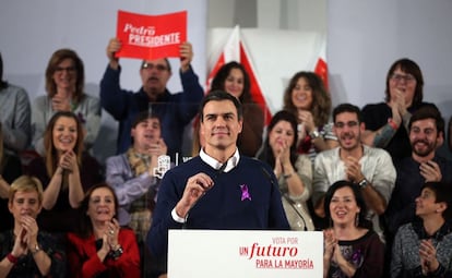 El candidato socialista a presidente del Gobierno, Pedro Sánchez, saluda a los militantes al término del mitin que ha ofrecido esta mañana en el cine Palafox de Zaragoza.