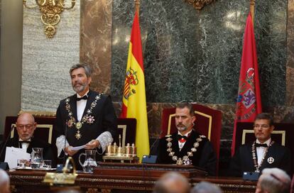 El rey Felipe VI, acompañado por el ministro de Justicia, Rafael Catalá (d) y el fiscal general del Estado, José Manuel Maza (i), escucha la intervención del presidente del Tribunal Supremo y del Consejo General del Poder Judicial, Carlos Lesmes (2i), durante la solemne sesión de apertura del año judicial 2017/2018 celebrada hoy en el Salón de Plenos del Tribunal Supremo. EFE/Ángel Díaz ***POOL***