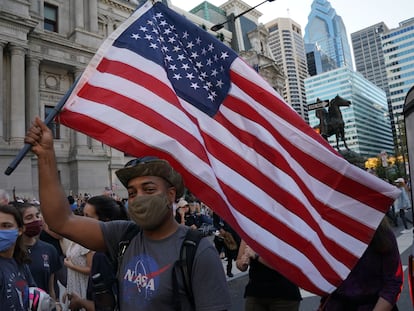 Simpatizantes de Biden celebran la victoria en las calles de Pensilvania.