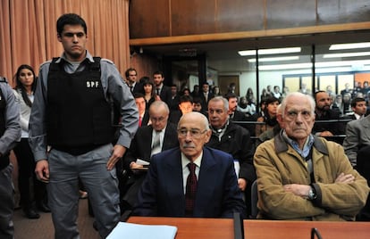 Los dictadores Jorge Rafael Videla, a la izquierda, y Reynaldo Bignone escuchan el fallo este jueves en Buenos Aires: 50 años de cárcel para Videla y 15 años para su sucesor al frente del Gobierno, Bignone.
