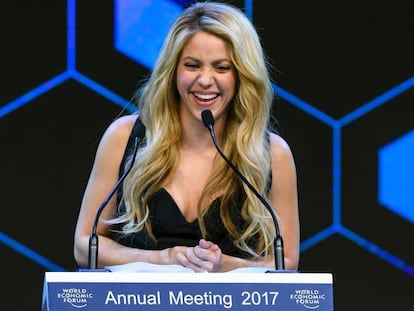 Shakira durante el discurso tras recibir su galard&oacute;n en el Foro de Davos (Suiza). 