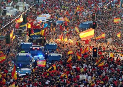 La Gran Vía en Madrid abarrotada de aficionados