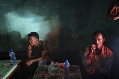 Dos hombres mascan Khat en un local de Arba Minch (Etiop&iacute;a), a principios de agosto. 