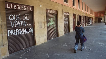 Pintadas amenazantes en la fachada de la librería Lagun, en San Sebastián, en 2001.