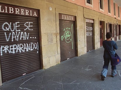 Pintadas amenazantes en la fachada de la librería Lagun, en San Sebastián, en 2001.