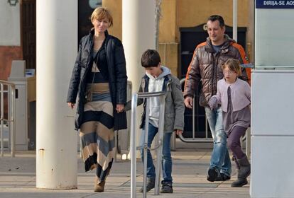 Susanna Griso con su marido y sus hijos en las calles de Sevilla en 2012.