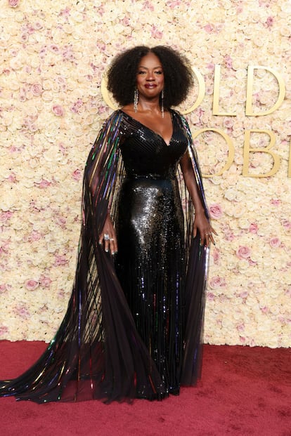 Viola Davis, quien recibía el premio Cecil B. DeMille en reconocimiento a toda su carrera eligió un vestido de lentejuelas negras con capa irisada de Gucci.