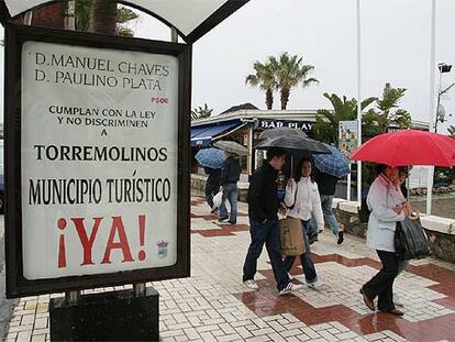 Cartel instalado en una parada  de autobús en Torremolinos, en el que se reclama la declaración de municipio turístico.