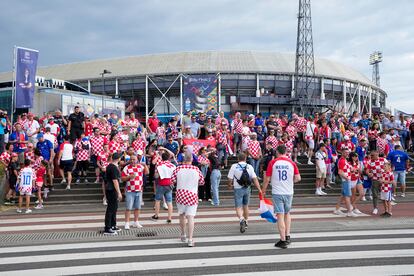 Aficionados croatas a las afueras del estadio antes de la final.