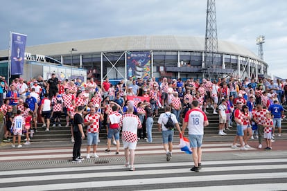 Aficionados croatas a las afueras del estadio antes de la final.