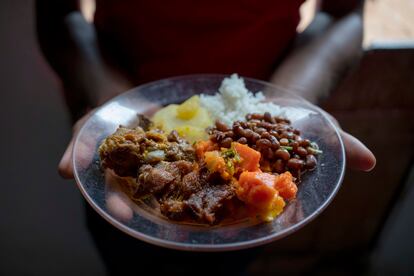 Plato de comida campesina tradicional del noreste de Brasil a base de carne de carnero, calabaza, yuca, arroz y frijoles. Todos los alimentos son de producción agroecológica y proceden del quilombo de Custaneira.