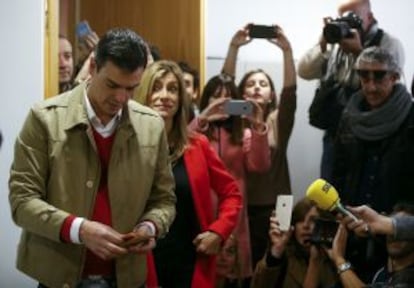 Socialist Party leader Pedro Sanchez preparing to vote on Sunday in Pozuelo.