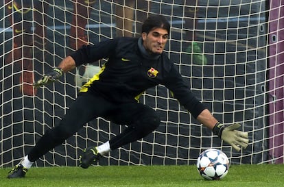 Pinto durante el entrenamiento en la ciudad deportiva Joan Gamper previo al partido de ida de cuartos de final de Liga de Campeones que mañana jugará ante el Atlético de Madrid.