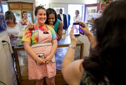 La primera dama, Michelle Obama, posa con una empleada del restaurante Mom's Apple Pie en Occoquan, Virginia.