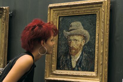 Una visitante observa una pintura de Van Gogh en el museo dedicado al artista en Amsterdam.