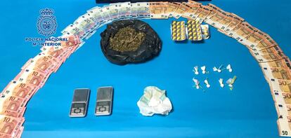Dinero y dosis de droga interceptadas a la banda que operaba a 10 metros de un colegio. / Policia Nacional