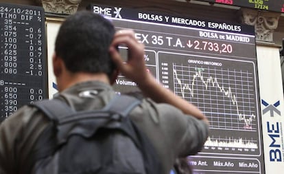 Paneles en la Bolsa de Madrid.