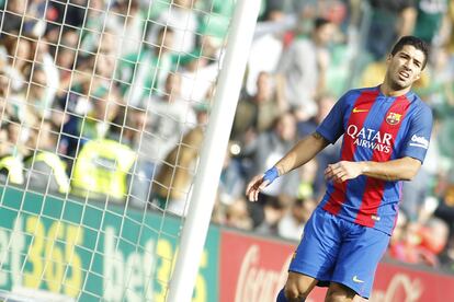 El jugador del Barcelona Luis Suárez se lamenta tras perder una ocasión de gol.
