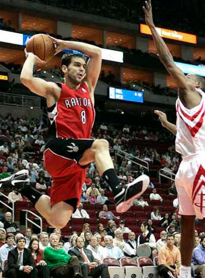 La conexión europea encabezada por el pívot italiano Andrea Bargnani, y los españoles José Manuel Calderón y Jorge Garbajosa dieron toda una exhibición de buen juego para liderar a los Raptors de Toronto a una gran victoria de 106-90 frente a los Rockets de Houston.